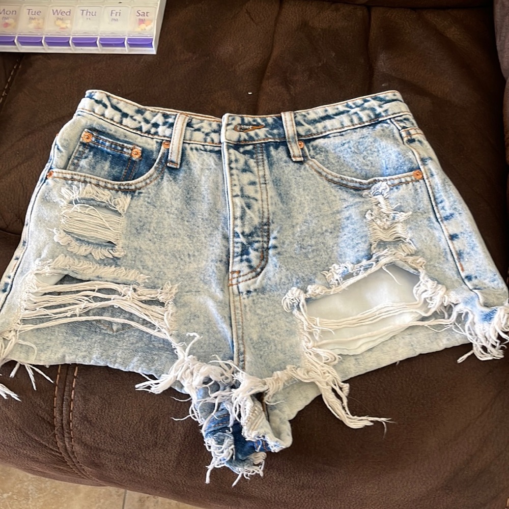 SIGNATURE. Size 8 color blue and white jeans